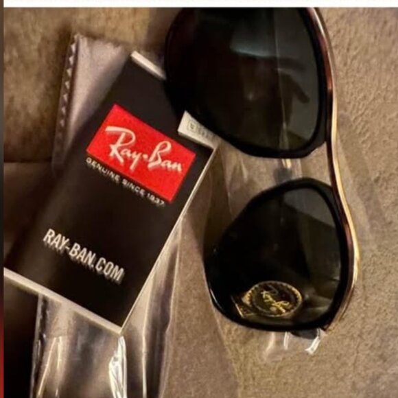 Ray Ban Sunglasses and case Aviators - Picture 3 of 3